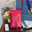 TORY BURCH MILLER METAL PHONE CROSSBODY อีกหนึ่งกระเป๋าใส่มือถือรุ่นฮิตที่เชื่อว่าหลาย ๆ คนต้องเคยเห็นผ่าน ๆ ตามาอย่างแน่นอน กับแบรนด์ Tory Burch ดีไซน์กระเป๋าทรงฝาพับแม่เหล็กใช้งานง่าย มาพร้อมดีเทล Logo สีเดียวกับเฉดสีของกระเป๋า แต่ยังมีความน่ารักด้วยทรง