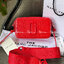 Marc Jacobs Snapshot Bag กระเป๋าแบรนด์ดังจากสัญชาติอเมริกัน นับได้ว่ารุ่นนี้เป็นรุ่นทรงฮิตเลยทีเดียว โดยด้านหน้ากระเป๋าจะเป็นโลโก้แบบโลหะที่เป็นสัญลักษณ์ของแบรนด์นี้ มาพร้อมสายสะพายที่จะสะพายยังไงก็ดูโดดเด่น เพราะขนาดใหญ่ที่สกรีนตัวอักษรโลโก้ ในรูปแบบต่าง
