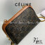 ORI 】หนังแท้ CELINE CLUTCH WITH CHAIN IN TRIOMPHE CANVAS AND LAMBSKIN WHITE/TAN กระเป๋าคลัทช์ดีไซน์เรียบหรูออกแบบมาได้อย่างลงตัว พร้อมสายสะพายโซ่ทองสุดหรู ด้วยรูปทรงที่สวยงามและทันสมัย สามารถใส่กระเป๋าสตางค์ใบสั้นหรือเครื่องสำอางค์ได้ตามขนาดกระเป๋า ในเรื่