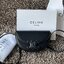 CELINE BESACE CUIR TRIOMPHE IN SMOOTH กระเป๋ารุ่นนี้นำเสนอในรูปทรงฮาล์ฟมูนที่ตอนนี้กำลังงมาแรง เปิดด้วยกระดุมแป๊กเพื่อเผยให้เห็นช่องภายในที่กว้างขวางและกระเป๋าด้านในแบบแบน คุณสมบัติที่โดดเด่นอีกอย่างของกระเป๋าอยู่ที่โลโก้ขนาดใหญ่ รูปทรงสะดุดตา สามารถสะพาย