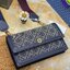 Medium Tory burch t monogram jacquard shoulder bag คอลเลคชั่น T Monogram สำหรับคอลเลคชั่นฤดูใบไม้ผลิ 2021 เราสร้างสรรค์ลายโมโนแกรมที่ได้รับแรงบันดาลใจมาจากลวดลายการถักทอผ้าห่มของชาว Pennsylvania Dutch แบบดั้งเดิม เป็นการเฉลิมฉลองโลโก้สุดไอคอนนิคของแบรนด์ 