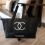 New! กระเป๋าใบใหญ่ทรง Tote จากแบรนด์ Chanel VIP gift Bag ของแท้ 100% ทำจากผ้าหนา Polyester ฐานล่างกระเป๋าทำจากหนังแก้วผิวมันเงา สวยหรู สกรีนโลโก้ชาแนลหน้าหลัง หัวซิปปั้มโลโก้ ด้านในเป็นช่องกว้าง และมีอีกหนึ่งช่องเก็บของ รุ่นนี้สะพายไหล่ สวยมาก น้ำหนักเบา 