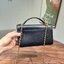 TORY BURCH BRITTEN MINI TOP HANDLE BAG พร้อมส่งที่ไทย กระเป๋าสะพาย Crossbody วัสดุหนังวัวแท้ การออกแบบเรียบง่าย ยังคงความหรูหราเอาไว้ มาพร้อมสายยาวโซ่อะไหล่ทองสลับหนัง ถอดออกได้ ตอบสนองการใช้งานได้ดี มีหูหิ้วด้านบนสามารถใช้งานได้ในหลายโอกาสค่ะ