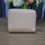 พร้อมส่งรุ่นหายาก! GUESS FACTORY WOMEN'S ZIP AROUND SHORT WALLET กระเป๋าสตางค์สั้นพับ2ตอนซิปรอบหนัง Saffiano ด้านหน้าประดับโลโก้แบรนด์สวยหรู ภายในมีช่องใส่ธนบัตร ใส่แบงก์พัน ช่องใส่เหรียญ และช่องใส่บัตรหลายช่อง ตัวจริงสวยน่าใช้ ภาพถ่ายจากสินค้าจริงค่