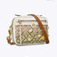 TORY BURCH T MONOGRAM JACQUARD CAMERA BAG การออกแบบที่เรียบง่าย แต่ยังคงความหรูหราเอาไว้ โดดเด่นด้วยลวดลาย T Monogram ซึ่งสามารถบ่งบอกความเป็นตัวตนของแบรนด์ได้อย่างชัดเจน มาพร้อมกับสายสะพายแบบสายสปอร์ต ภายในกว้างขวาง ตอบสนองการใช้งานได้ดี มีหูหิ้วด้านบนสา