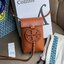 TORY BURCH MILLER METAL PHONE CROSSBODY อีกหนึ่งกระเป๋าใส่มือถือรุ่นฮิตที่เชื่อว่าหลาย ๆ คนต้องเคยเห็นผ่าน ๆ ตามาอย่างแน่นอน กับแบรนด์ Tory Burch ดีไซน์กระเป๋าทรงฝาพับแม่เหล็กใช้งานง่าย มาพร้อมดีเทล Logo สีเดียวกับเฉดสีของกระเป๋า แต่ยังมีความน่ารักด้วยทรง