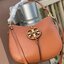Tory burch miller metal-logo mini hobo bag มีกลิ่นอายสุดคลาสสิก ได้รับแรงบันดาลใจมาจากการขี่ม้า จึงได้ดีไซน์กระเป๋าออกมาในรูปแบบอานหลังม้าสุดเก๋ที่สามารถนำไปมิกซ์แอนด์แมทช์กับสไตล์การแต่งตัวได้หลายชนิด ไม่ว่าจะเป็นกับเดรสทรงยาวหรือกางเกงยีนแสนเท่ตัวโปรดขอ