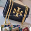 TORY BURCH ELEANOR SMALL CONVERTIBLE SHOULDER BAG ฮอตไอเท็ม รุ่นนี้ขายดีขายหมด สวยหรู คุณหนู ผู้ดี!! หายากมากแล้วน้า กระเป๋าสะพายข้าง ดีไซน์อยู่ทรง ขนาดกำลังสะดวกใช้สำหรับสาว วัสดุหนังแท้เต็มใบ สีทูโทน เปิด-ปิดด้วยแถบแม่เหล็ก ภายในแบ่งสัดส่วนได้เป็นอย่างด