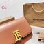 BURBERRY Leather Medium TB Bag / BURBERRY FRAGRANCES CROSSBODY BAG กระเป๋าสะพายหนังเรียบสวยอยู่ทรงดีไซน์ยอดนิยมประดับโลโก้แบรนด์ทองด้านหน้า เปิดปิดด้วยฝาปิดสัญลักษณ์ตัวB ภายในมีช่องแบ่งเป็นสัดส่วนมีช่องซิปหัวซิปแบรนด์