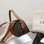 VIP 】CELINE TABOU CLUTCH BAG CELINE MINI CROSSBODY BAG (GWP) วัสดุ Triomphe Canvas หนังสวยอยู่ทรงกันน้ำได้ ขนาดกำลังน่ารัก การออกแบบที่เน้นความเรียบแต่หรู มาพร้อมสายสะพายสั้นและสายสะพายยาว สำหรับสะพายไหล่ สายปรับระดับสั้น-ยาวได้ (ถอดไม่ได้) โดดเด่นที่ด้าน