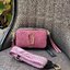 Marc Jacobs Snapshot Bag กระเป๋าแบรนด์ดังจากสัญชาติอเมริกัน นับได้ว่ารุ่นนี้เป็นรุ่นทรงฮิตเลยทีเดียว โดยด้านหน้ากระเป๋าจะเป็นโลโก้แบบโลหะที่เป็นสัญลักษณ์ของแบรนด์นี้ มาพร้อมสายสะพายที่จะสะพายยังไงก็ดูโดดเด่น เพราะขนาดใหญ่ที่สกรีนตัวอักษรโลโก้ ในรูปแบบต่าง