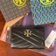 ของแท้ 💯% 】Tory burch kira chevron medium slim wallet กระเป๋าสตางค์หนังแกะขนาดmedium size การตัดเย็บหนังแกะแสนนุ่มแบบลายบุสองชั้น สัมผัสนุ่มควบคู่กับดีไซน์อันเป็นเอกลักษณ์ ดูแพงด้วยโลโก้ด้านหน้าสีทองสวยหรู