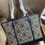 ของแท้ 💯% Tory burch perry monogram jacquard triple compartment tote ครั้งแรกกับลายโมโนแกรม ที่ได้รับแรงบันดาลใจมาจากโลโก้สุดคลาสสิกในกระเป๋าทรงtote bag T Monogram ที่ใช้การทอลายแบบแจ็กการ์ดสุดประณีต
