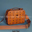 M.C.M KLASSIK CROSSBODY BOX BAG ไอเท็มขวัญใจเซเลปอีกหนึ่ง!! กระเป๋าสะพายครอสบอดี้ดีไซน์ทรงกล่อง ด้วยรูปลักษณ์ที่มีสไตล์ สามารถใช้กับลุคแคชชวล หรือลุคไหนๆก็ทำให้ดูโดดเด่นขึ้นมาได้ วัสดุหนังแคนวาสคุณภาพดี เปิด-ปิดด้วยซิป มีช่องหลัก 2 ช่อง มาพร้อมสายสะ