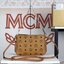 M.C.M MILLIE TOP ZIP CROSSBODY IN VISETOS รุ่นหายากที่สาวๆตามหา เพราะดีไซน์ยูนิค เรียบแต่มีดีเทลความหรู ๆ กระเป๋าสะพายที่มาพร้อมสาย 2 แบบ สายโซ่คล้องไหล่ คล้องแขน และสายหนัง crossbody ให้ปนับใช้ได้ตามใจชอบ วัสดุหนังแคนวาสคุณภาพดี ใช้งานง่ายด้วยซิป ใส่โทรศ