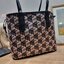 M.C.M SMALL REVERSIBLE LIZ SHOPPER IN VISETOS พร้อมเสิร์ฟความสวยให้ถึงบ้าน กับกระเป๋าทรงโท้ทไซส์ small ขนาดกำลังสวย แถมไม่พอ!! ยังมีใบลูกไปให้อีก สะพายแยกได้เก๋ๆด้วย!! ใครที่มองหากระเป๋าทรงโท้ทจุๆหน่อย ก็ต้องใบนี้เลย ดีไซน์ทรงสวยน่าใช้ โดดเด่นกว่าใคร ไม่ซ