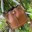 Tory burch T monogram leather bucket bag ดีไซน์สวยงามตามแบบฉบับของแบรนด์แล้ว ยังคงคำนึงถึงการใช้ได้จริงในชีวิตประจำวันอีกด้วย ไม่ว่าจะเป็นกระเป๋าสะพายมาในแบบ Tote Bag ที่ทำจากวัสดุหนังแท้
