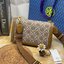 สีใหม่ Hazelnut Medium Size TORY BURCH T Monogram jacquard shoulder bag คอลเลคชั่น T Monogram สำหรับคอลเลคชั่นฤดูใบไม้ผลิ 2021 เราสร้างสรรค์ลายโมโนแกรมที่ได้รับแรงบันดาลใจมาจากลวดลายการถักทอผ้าห่มของชาว Pennsylvania Dutch แบบดั้งเดิม เป็นการเฉลิมฉลองโลโก้