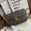 CELINE TRIOMPHE SHOULDER BAG IN TRIOMPHE อีกหนึ่งผลงานการออกแบบของ Hedi Slimane ที่ได้ดึงเอาเอกลักษณ์ต่าง ๆ ของ CELINE ออกมาและทำการตีความหมายใหม่จนได้กระเป๋าเรียบหรูและดูทันสมัย ให้คุณเลือกสะพายในชีวิตประจำวันเข้ากับการแต่งตัวสบาย ๆ หรือจะสะพายออกงานปาร์