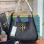 Tory Burch Miller Small Classic Shoulder Bag กระเป๋าที่เป็นได้มากกว่ากระเป๋าสะพายไหล่ โดยทางแบรนด์มีการออกแบบที่การต่อสายให้มาในลุคช์สะพายข้างได้ เป็นเอกลักษณ์ไม่ซ้ำใคร รูปทรงคลาสสิค เปิดปิดด้วยแม่เหล็กเพิ่มความปลอดภัย วัสดุหนังวัวแท้นุ่มต่อผิวสัมผัส มาคู