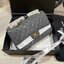 CHANEL Classic Medium Flap Bag กระเป๋าสะพายคลาสสิกรุ่นยอดนิยมตลอดกาล ดีไซน์เรียบหรูหราขับผิว งานหนังแท้สวยมาก มีอะไหล่เงินและทอง สุดยอดเดอะเบสท์ไอเท็ม