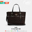 COACH C4250 MOLLIE TOTE 25 IN SIGNATURE CANVAS น้องมาแล้วจ้าาา ใหม่ล่าสุด กระเป๋าโท้ทไซส์เล็กที่สาวๆตามหา ดีไซน์คลาสสิคเหมือนเดิม เพิ่มเติมคือสะดวกขึ้นเยอะ!! ย่อส่วนมาจากใบใหญ่เป๊ะๆ น่ารักน่าใช้มากๆ วัสดุหนังแคนวาสเคลือบลาย ภายในโล่งกว้าง มีช่องซิปกลางใส่