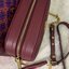 Tory Burch KIRA CHEVRON SMALL CAMERA BAG รุ่น Kira Chevron Small Camera Bag ตอบโจทย์คุณสาวๆ ได้อย่างละมุ่น สวยมาแต่ไกล ลุคหรูดูมีสไตล์ ดีไซน์เรียบหรู แต่ดูไฮไม่เบา..เพิ่มลวดลายด้วยการเย็บเย็บบนหนังเป็นลายเส้น (Chevron) ตกแต่งสายสะพายด้วยพู่ห้อยเกร๋ๆ สายยา