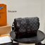 LV Saumur Messenger Bag Monogram Eclipse Canvas Bag กระเป๋าสะพายทรงแมสเซ็นเจอร์ ดีไซน์ทันสมัย คอลเลคชั่นสุดหล่อ ดีไซน์คลาสสิคแฝงดีเทลความหรู