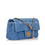 CHANEL Flap Bag Denim Pearl Gold Hardware 20cm พร้อมส่งที่ไทย วัสดุผ้าเดนิมสีน้ำเงินแท้ พร้อมฮาร์ดแวร์โทนสีทองโบราณ และมีฝาปิดด้านหน้าปิดแบบเทิร์นล็อค CC ซิกเนเจอร์ของแบรนด์ ภาพสินค้าถ่ายจากงานขายจริง ใช้งานต่างประเทศได้
