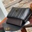 OUTLET 】Tory Burch Kira Top Handle Satchel มี2ขนาด Small/Medium กระเป๋าทรงใหม่ล่าสุดจากรุ่นคิร่า (Kira) มาในเทคนิคตัดเย็บควิลท์แนวขนาน ใช้วัสดุหนังเงานุ่ม สะท้อนแรงบันดาลใจแบบนิวยอร์กจากเบาะหนังในรถคลาสสิค Hardwareสีทองสวยหรู และจุดเด่นอีกรุ่นคิร่าคือความ