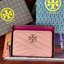ของแท้ 💯% 】Tory burch kira chevron medium slim wallet กระเป๋าสตางค์หนังแกะขนาดmedium size การตัดเย็บหนังแกะแสนนุ่มแบบลายบุสองชั้น สัมผัสนุ่มควบคู่กับดีไซน์อันเป็นเอกลักษณ์ ดูแพงด้วยโลโก้ด้านหน้าสีทองสวยหรู