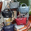 LONGCHAMP LE PLIAGE NÉO TOP HANDLE BAG XS คอลเลคชั่นสุดพิเศษจากลองฌอมป์ มีดีไซน์ที่เรียบหรูและคลาสสิก แฝงด้วยลูกเล่นแบบเฟมินีน แถมยังมีน้ำหนักเบาอย่างไม่น่าเชื่อ มาพร้อมกับหูจับกระเป๋าคู่และฝาปิดแบบกระดุม กระเป๋าถือใบนี้สามารถใช้ถือแบบทั่วไป มีสายสะพายถอด