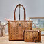 M.C.M SMALL REVERSIBLE LIZ SHOPPER IN VISETOS พร้อมเสิร์ฟความสวยให้ถึงบ้าน กับกระเป๋าทรงโท้ทไซส์ small ขนาดกำลังสวย แถมไม่พอ!! ยังมีใบลูกไปให้อีก สะพายแยกได้เก๋ๆด้วย!! ใครที่มองหากระเป๋าทรงโท้ทจุๆหน่อย ก็ต้องใบนี้เลย ดีไซน์ทรงสวยน่าใช้ โดดเด่นกว่าใคร ไม่ซ