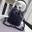 Tory burch monogram leather bucket bag ดีไซน์สวยงามตามแบบฉบับของแบรนด์แล้ว ที่ทำจากวัสดุหนังแท้ ตัวกระเป๋าอยู่ทรงสวยมีลายแบรนด์สวยหรู ใช้รูดเปิดปิด ภายในบุผ้าอย่างดี มีช่องเล็กหนึ่งช่อง ใส่ของได้หลากหลายขนาดกำลังดี ที่นอกจากจะได้เรื่องดีไซน์สวยงาม