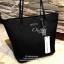 CALVIN KLEIN JEANS TOTE BAG กระเป๋าสะพาย Calvin Klein Jeans Limited Edition จาก Calvin Klein Jeans วัสดุ Polyester คุณภาพดี เนื้อหนา น้ำหนักเบา ด้านหน้าประดับโลโก้แบรนด์สุดหรู พร้อม TAG ห้อยที่หูหิ้วดูมีดีเทล เปิดปิดกระเป๋าด้วยซิปสะดวกใช้ หัวซิปโลโก้แบรนด