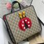 VIP GIFT 】หนังแท้ GUCCI Children's tote bag GG kids ที่สุดของความน่ารัก ลิมิเต็ดแบบไม่มีเอาท์ สาวๆสายหวานไม่ควรพลาดด้วยประการทั้งปวงเลยค่าา หนังแท้เกรดดีที่สุด พิมพ์ลายแบรนด์รอบใบเทคเจอร์สวยอยู่ทรง ภายในมีโลโก้กว้างและจุสุดๆใส่สัมภาระได้เยอะ ภาพถ่ายจ