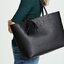 Tory burch mcgraw tote Bag หากเอ่ยถึงกระเป๋าทรง Tote Bag ที่สามารถบรรจุของได้หลากหลาย อีกทั้งยังมีดีไซน์อันเป็นเอกลักษณ์ Tory Burch เองเป็นอีกแบรนด์หนึ่งที่มีหลายตัวเลือกให้สาวๆได้หยิบชม แนะนำสำหรับรุ่น mcgraw แบบสาวๆที่ชอบใบใหญ่ใส่ของได้แบบจุใจ มีสายกระเ