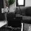 ทรงยอดฮิต จะใช้อีกกี่ปีทรงนี้ก็ยังฮิตตลอดคะ กับแบรนด์ Prada messenger ตัวกระเป๋าทำจากผ้าPolyester อย่างหนา สามารถกันน้ำได้ อะไหล่เงินทั้งใบ ด้านในบุผ้าลายแบรนด์อย่างดี และโลโก้แบรนด์ด้านใน มีช่องแบ่งของได้2ช่อง และยังมีช่องกระเป๋าด้านหน้าอีกหนึ่งช่อง ใส่ข