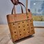 M.C.M Aren Top-Zip Shopper in Visetos Leather Mix ใหม่ก่อนใครไม่ต้องรอพรี กับคอลเลคชั่นล่าสุด ยังไม่เข้าช็อปไทย กระเป๋าถือ/สะพายข้าง ขนากกำลังดี รูปทรงยูนิเซ็กส์ ที่สามารถใช้ได้ทั้งหนุ่มๆและสาวๆ วัสดุหนังแคนวาสสลับหนังแท้ ปากกระเป๋ามีซิปรูดกันของหล่น รูดใ