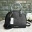 Guess Group Agata Dome Bag กระเป๋ารุ่นใหม่ล่าสุด!!! อวดไอเทมแสนเก๋กับกระเป๋าทรงโดม ทรงยอดนิยม สวยคลาสสิค สุดน่ารัก พิมพ์ลายรอบใบ วัสดุ Saffiano PU คุณภาพดี นิ่ม น้ำหนักเบา ด้านหน้าประดับด้วยโลโก้แบรนด์สวยโดดเด่น เปิดปิดด้วยซิปสะดวกใช้ ด้านในโล่งกว้างมีช่อ