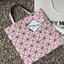 Baobao Issey Miyake 6x6 กระเป๋า Tote รุ่นนี้ถือว่าเป็นกระเป๋า Tote ไซส์กลางที่เหมาะกับการพกพาสิ่งของที่จำเป็นในทุก ๆ วัน มาพร้อมสายที่สามารถปรับได้ทั้งสองสาย และมีช่องใส่ของช่องเล็กด้านใน 1 ช่อง จุของได้เยอะแถมยังทนทาน ใช้เป็น Everyday Bag ได้เลยคะ พกพาสะ