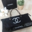 New Gorgeous☆☆ กระเป๋าใบใหญ่ทรง Tote จากแบรนด์ Chanel VIP gift Bag ทำจากผ้าหนา Polyester ฐานล่างกระเป๋าทำจากหนังแก้วผิวมันเงา สวยหรู สกรีนโลโก้ชาแนลหน้าหลัง หัวซิปปั้มโลโก้ ด้านในเป็นช่องกว้าง และมีอีกหนึ่งช่องเก็บของ รุ่นนี้สะพายไหล่เป็นสาย