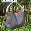 Celine Triomphe Large Shoulder Bag กระเป๋าสะพายรุ่นนี้ก็เป็นอีกหนึ่งใบที่คุ้มค่าคุ้มราคามากสำหรับสาวๆที่ชอบพกพาสิ่งของเยอะ เพราะมีฐานที่ขนาดกว้างเลยทีเดียว ด้วยดีไซน์กึ่งทางการ กึ่งลำลอง จึงใช้งานได้หลายโอกาส ลายtriompheที่โดดเด่นเป็นเอกลักษณ์ หรูหราดูแพง