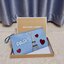 Michael Kors Clutch Bag 2018 New arrival! กระเป๋าคลัชรุ่นใหม่:ขนาดกำลังดี วัสดุลายหนังลาย Saffiano ด้านหน้าประดับโลโก้แบรนด์ อะไหล่ทอง แต่ง pattern งานปัก 3vมิติ สวยโดดเด่น เปิดปิด ด้วยซิป ด้านในมีช่องเล็ก และช่องใส่บัตร พร้อมสายคล้องข้อมือ ใส่กระเป๋าสตาง