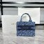 SMALL Dior Book Tote Bag Blue Denim Dior Oblique Jacquard กระเป๋าทรงโท้ท แก่นแท้ของความงามรูปลักษณ์ทันสมัย เดนิมหรูหรา