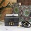 CHRISTIAN DIOR MINI BAG VIP GIFT WITH PURCHASE (GWP) พรีเมี่ยมกิ้ฟ Limited Edition จาก DIOR DUTYFREE COUNTER วัสดุหนังแท้ Calfskin ทรงสี่เหลี่ยมหนังเรียบสวยหรูอยู่ทรงเปิดปิดด้วยฝาปิดโลโก้แบรนด์อะไหล่ทองด้านหลังมีช่องใส่ของ ภายในโล่งมีโลโก้สามารถใส่มือถือข