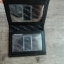 Calvin Klein Short Wallet กระเป๋าสตางค์ใบสั้น ด้านหน้ามีโลโก้โลหะเงิน มาพร้อมกระเป๋าใส่บัตรใบเล็กอีก 1 ใบ จะมอบเป็นของขวัญ หรือใช้เองก็แนะนำค่ะ