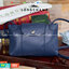 Longchamp Le Pliage Cuir Crossbody Bag อีกหนึ่งคอลเลคชั่น Le Pliage Cuir หนึ่งในตระกูลกระเป๋าสุดไอคอนิกจากแบรนด์ Longchamp และจัดการปรับดีไซน์ให้มีขนาดเล็กลงในทรงcrossbody กะทัดรัดสะพายแล้วคล่องตัว ด้วยดีไซน์ที่ดูเป็นเอกลักษณ์การใช้งานช่องหลักที่ซิปด้านหล