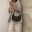 CELINE Vintage Classic Ava bag 1 ใน คอลเลคชั่น “Triomphe Canvas” มาพร้อมสายสะพายไหล่ที่ปรับความยาวได้ และเนื่องจากช่วงล่างของกระเป๋ามีขนาดใหญ่กว่าช่วงบน จึงทำให้ไม่เสียทรงเมื่อเราใส่สิ่งของอย่างกระเป๋าสตางค์หรือโทรศัพท์มือถือ หากดูภาพรวมแล้ว รุ่นนี้ออกแนว
