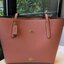 COACH MARKET TOTE กระเป๋าถือใบใหญ่ทรง TOTE ทรงกระเป๋าสวยหรู กระเป๋าใบใหญ่ใส่ของได้เยอะ Tote bag อีกหนึ่งรุ่นฮิต ให้พื้นที่จุของกว้างขวาง เชื่อว่าต้องเคยผ่านตาสาว ๆ มาก่อนแน่นอนค่ะ เพราะเป็นกระเป๋าที่ใช้งานง่าย สะพายไหล่ไปได้ทุกที่ ทุกโอกาส ด้วยขนาดของกระเ